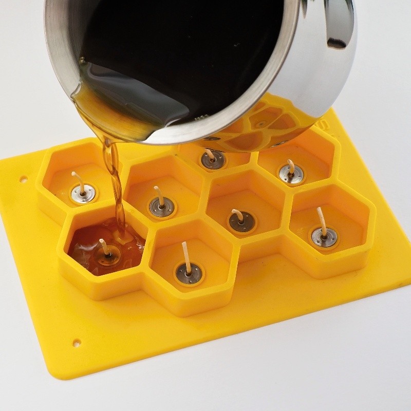 Výroba svíček z včelího vosku za pomoci silikonové formy